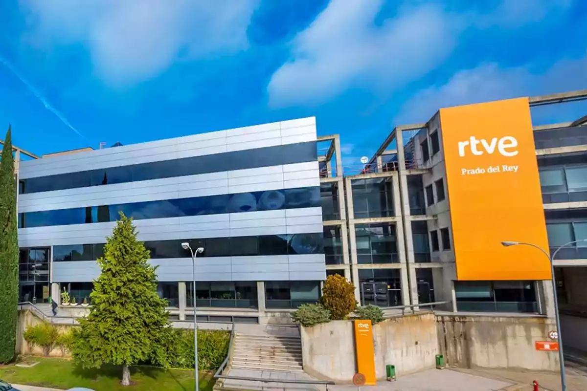 Edificio de RTVE Prado del Rey con fachada moderna y cielo azul.