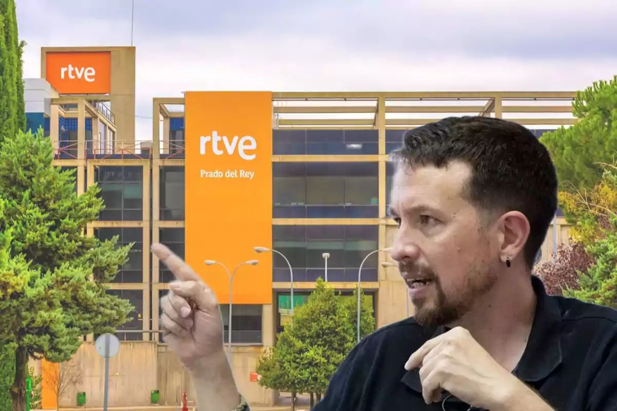Un hombre gesticulando frente a un edificio con el logo de RTVE Prado del Rey.