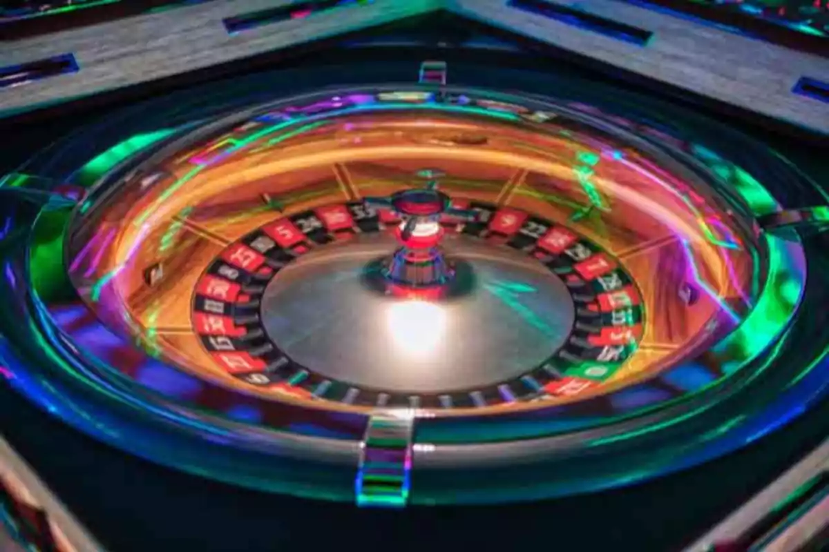 Ruleta de casino con luces de colores vibrantes.