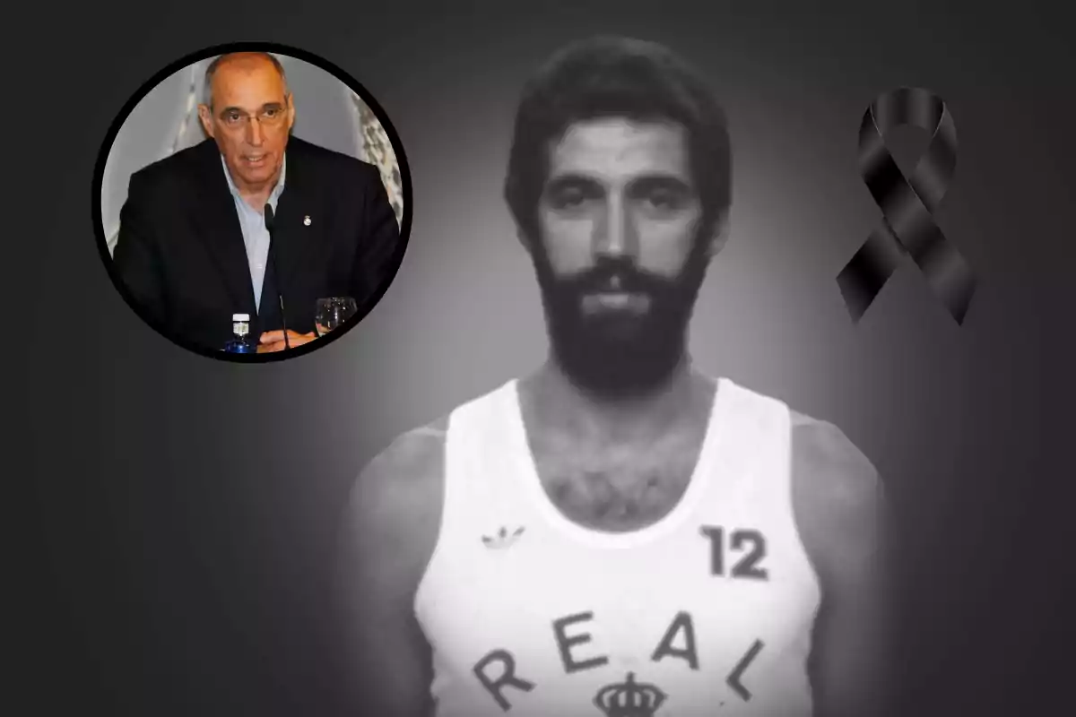 Un hombre con camiseta deportiva del Real Madrid y un lazo negro a su lado, con un retrato en círculo de la misma persona en una conferencia.
