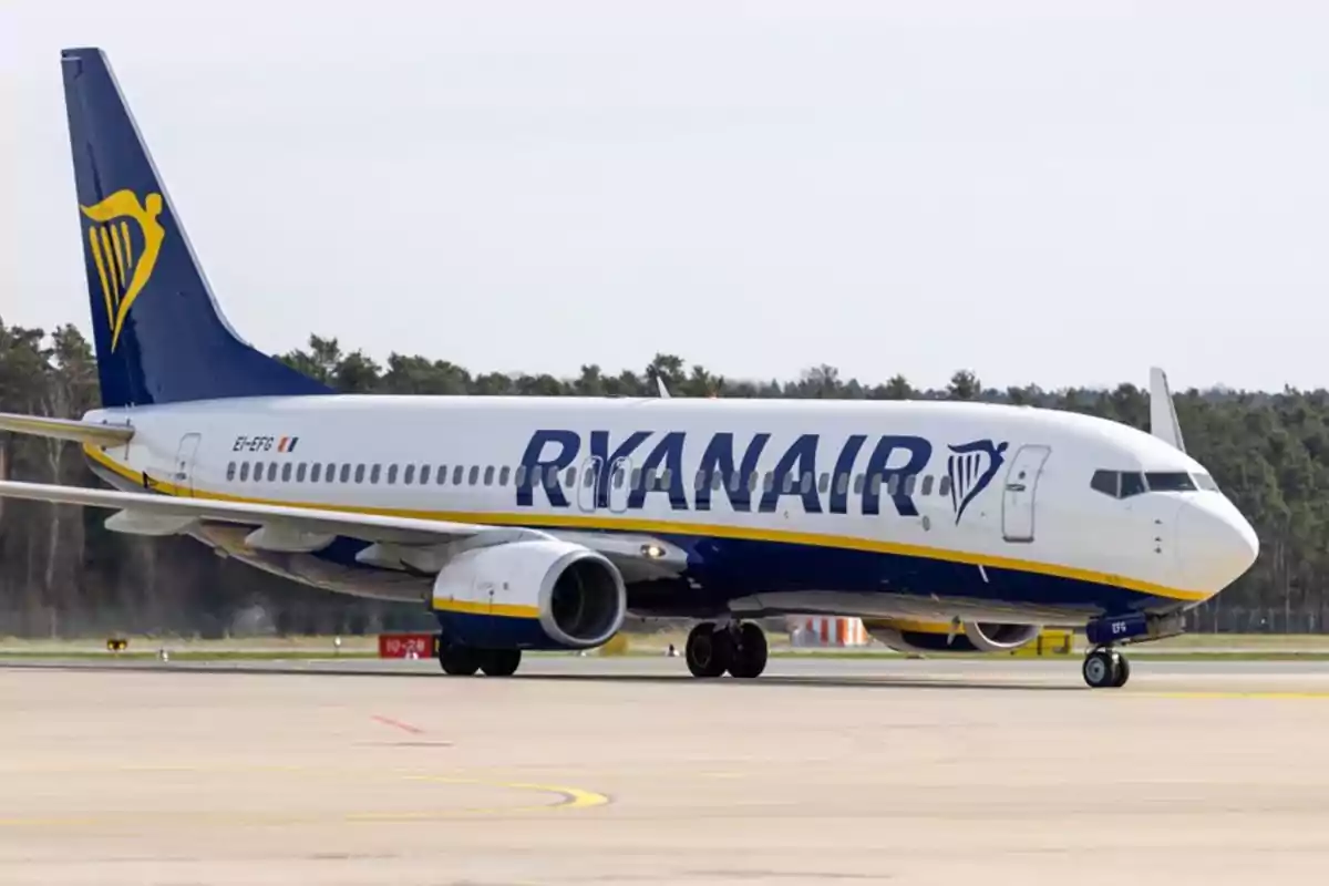 Avión de la aerolínea Ryanair en la pista de un aeropuerto.