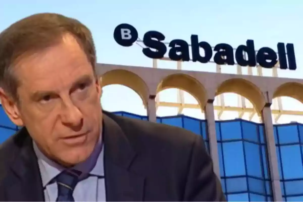 Un hombre en traje frente a un edificio con el logo de Sabadell.