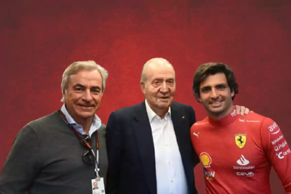 Tres hombres posan juntos frente a un fondo rojo, uno de ellos lleva un uniforme de Ferrari. Tres hombres posan juntos frente a un fondo rojo, uno de ellos lleva un uniforme de Ferrari.