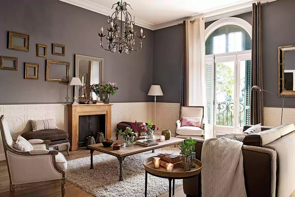 Sala de estar elegante con decoración clásica, chimenea, candelabro y muebles cómodos.