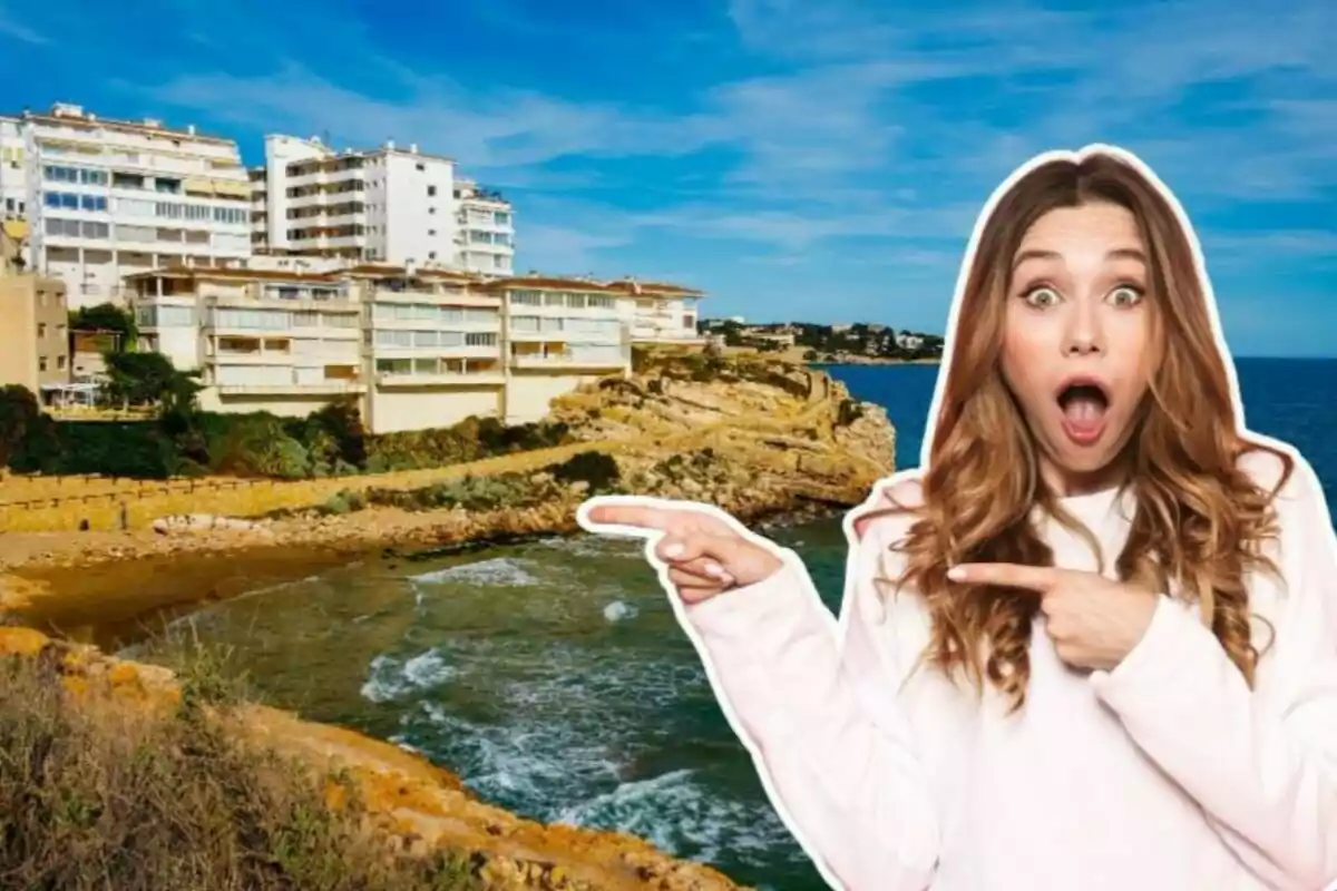 Mujer sorprendida señalando hacia un paisaje costero con edificios al fondo y cielo azul.