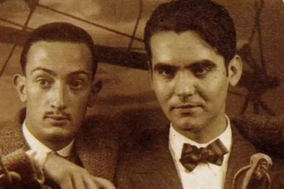 Dos hombres posan juntos en una fotografía antigua en blanco y negro, ambos visten trajes formales y miran directamente a la cámara. Dos hombres posan juntos en una fotografía antigua en blanco y negro, ambos visten trajes formales y miran directamente a la cámara.