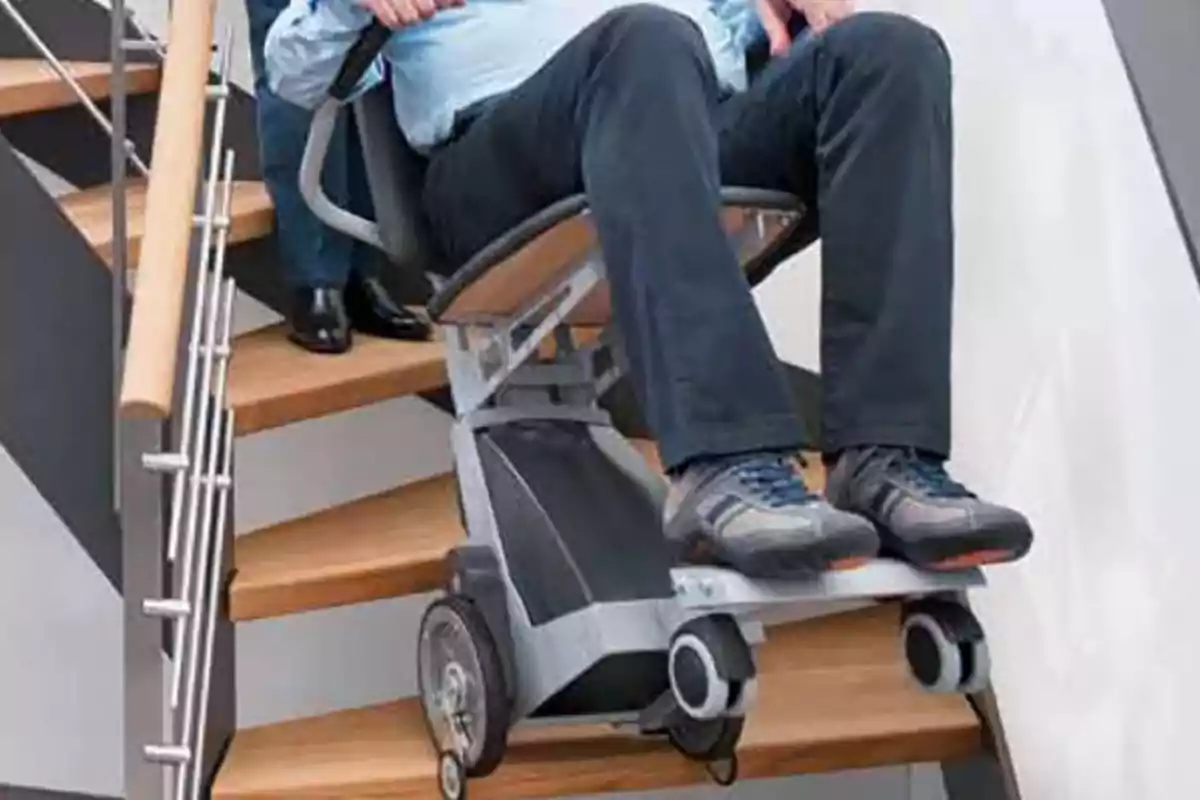 Persona usando una silla de ruedas motorizada para subir escaleras.