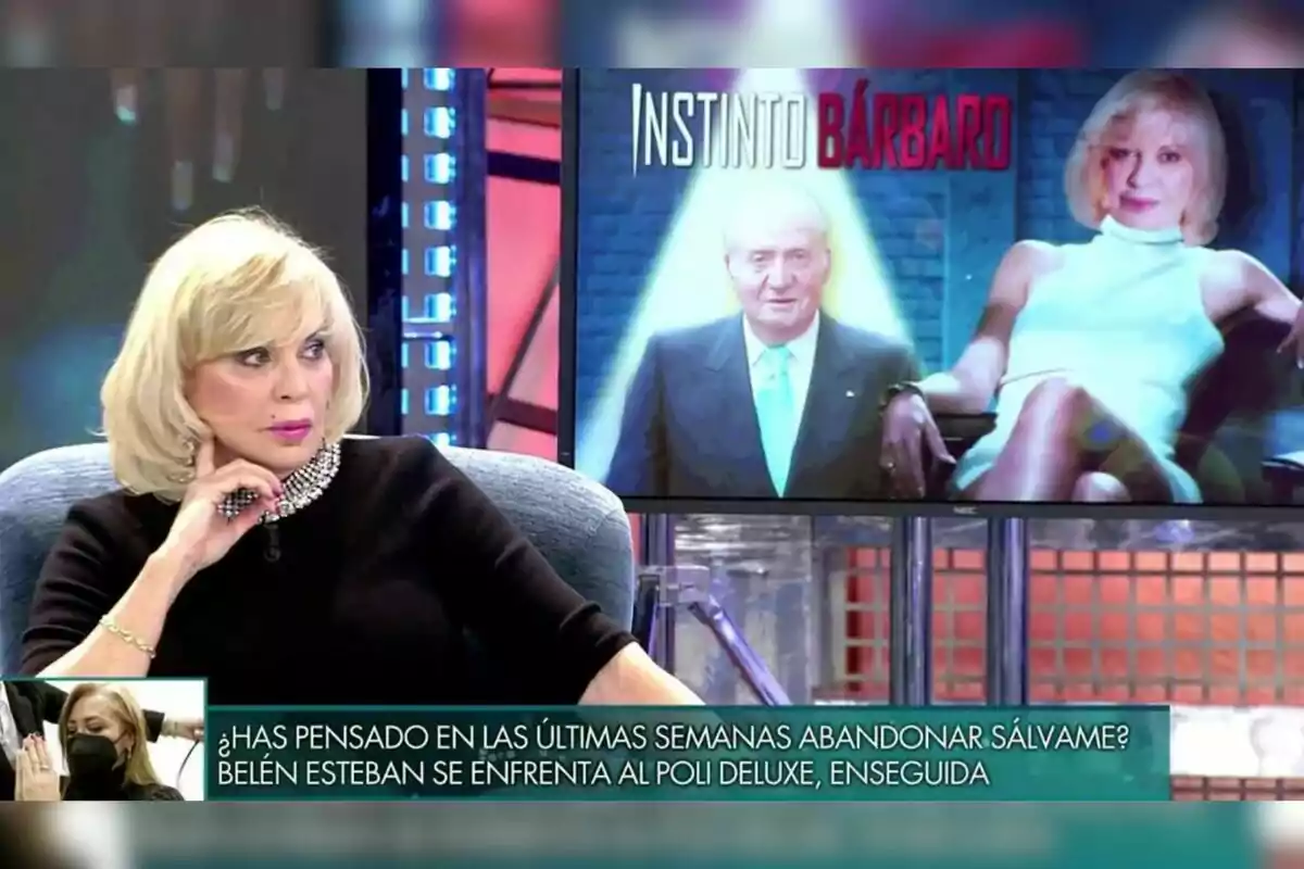 Bárbara Rey rubia sentada en 'Sálvame Deluxe' con una pantalla detrás que muestra a ella y Juan Carlos I y el texto 