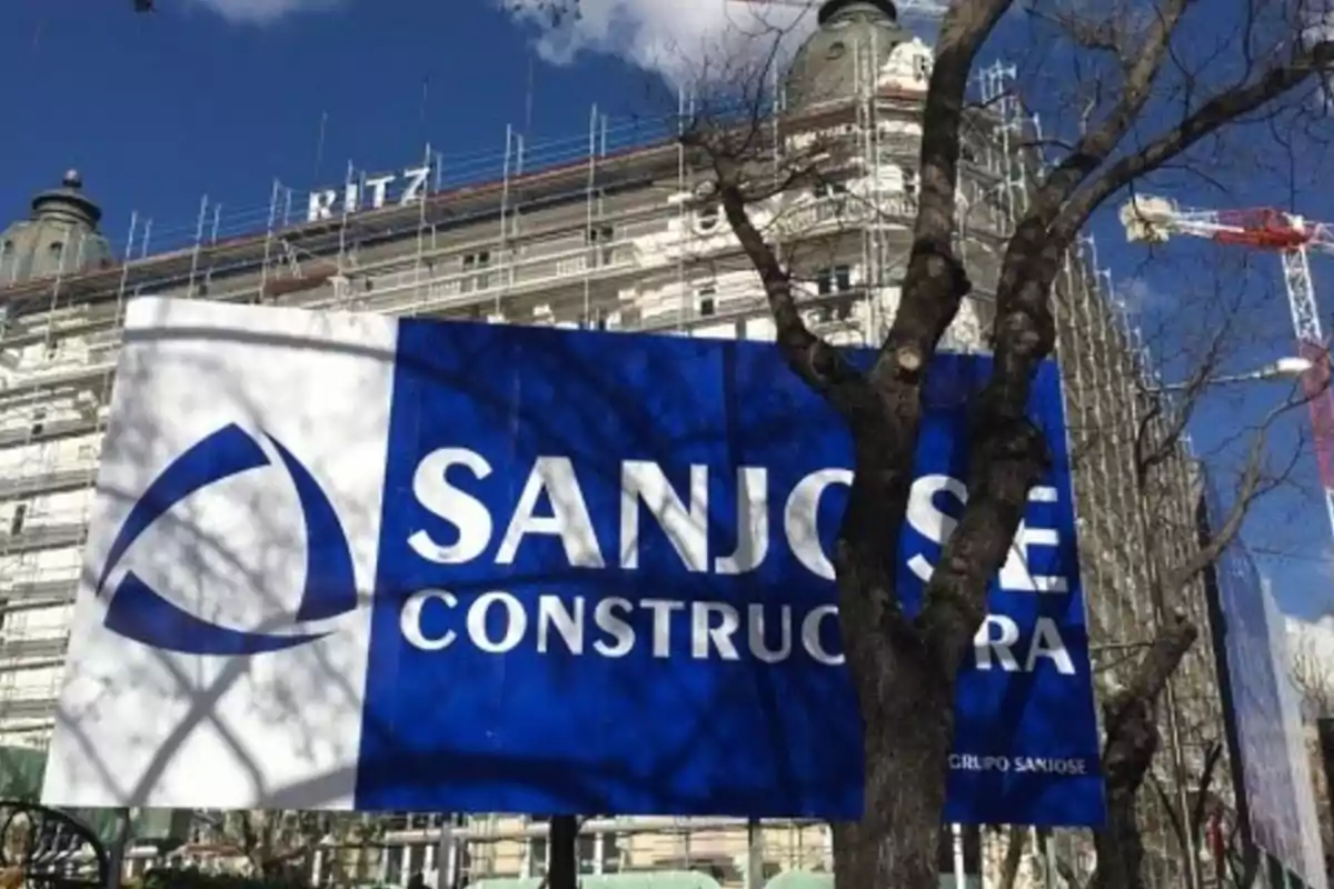 Un edificio en construcción con un cartel de Un edificio en construcción con un cartel de