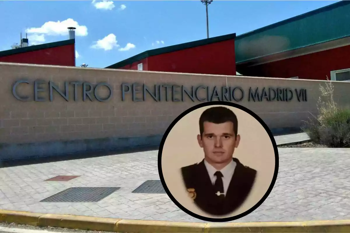 Entrada del Centro Penitenciario Madrid VII con una imagen de un hombre en uniforme en un círculo superpuesto.