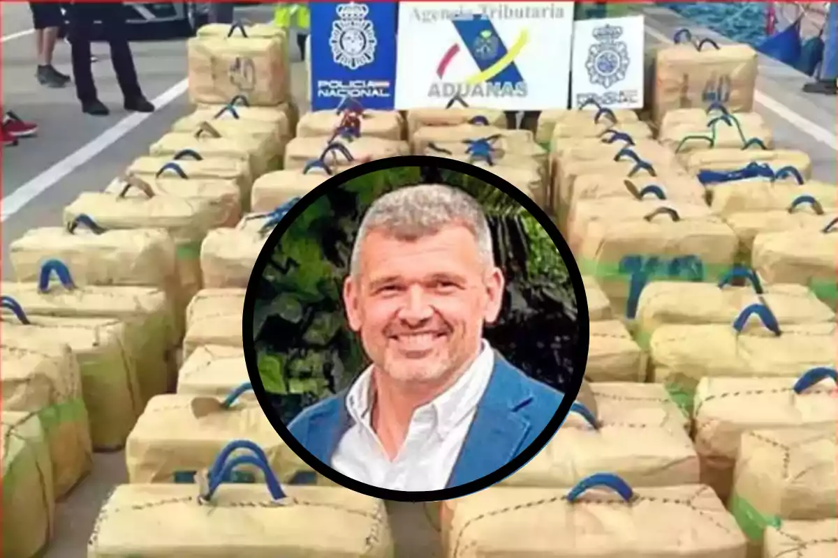 Una imagen muestra numerosos paquetes apilados con asas azules en una zona al aire libre, con un cartel de la Policía Nacional y Aduanas al fondo; en el centro hay un círculo con la foto de un hombre sonriente con barba y cabello corto, vestido con una chaqueta azul y camisa blanca.