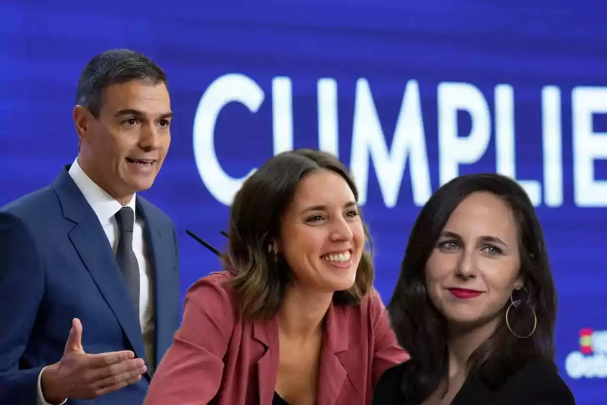 Tres personas posando frente a un fondo azul con la palabra "CUMPLIE" parcialmente visible.