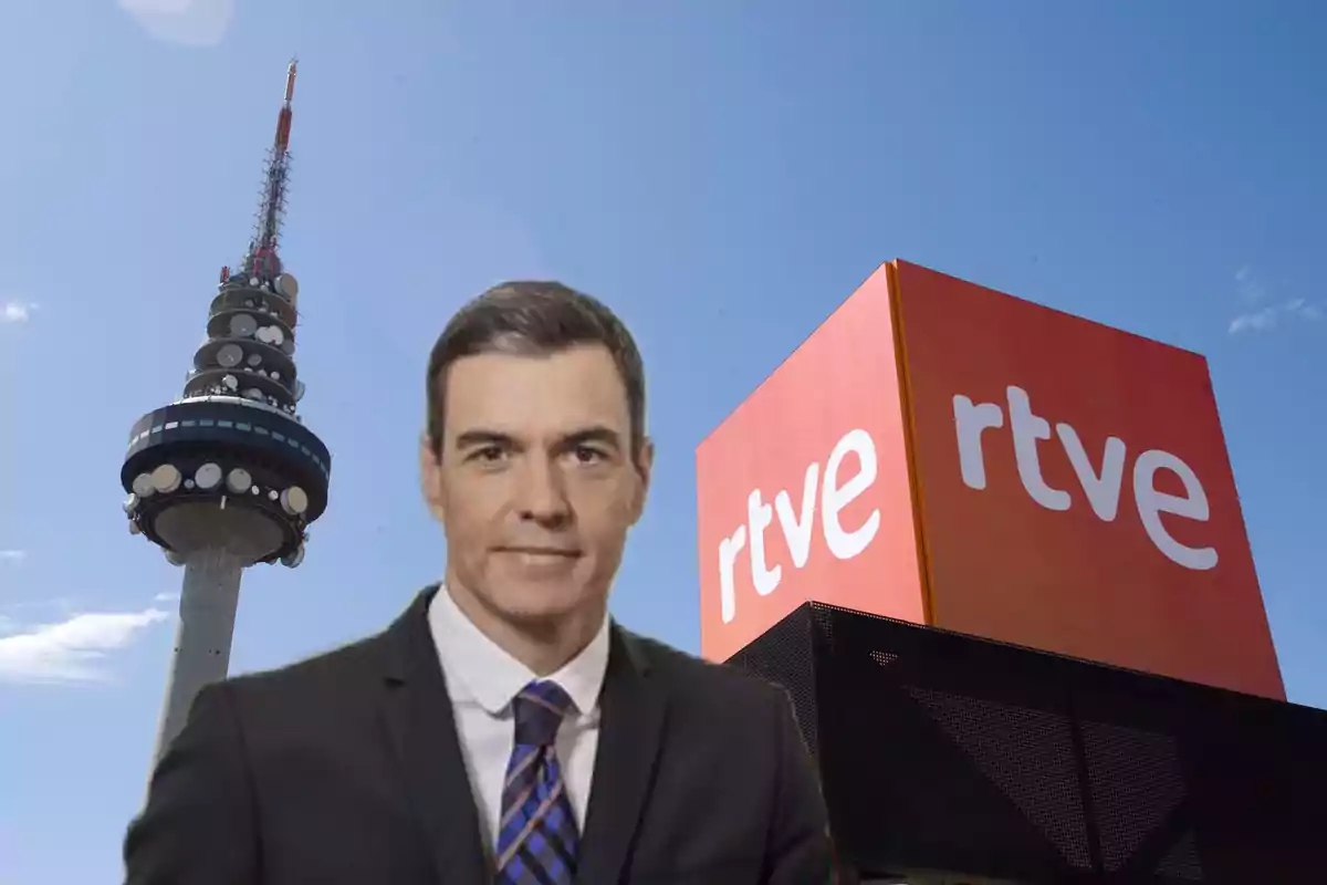 Un hombre con traje frente a un edificio de RTVE y una torre de telecomunicaciones bajo un cielo despejado.