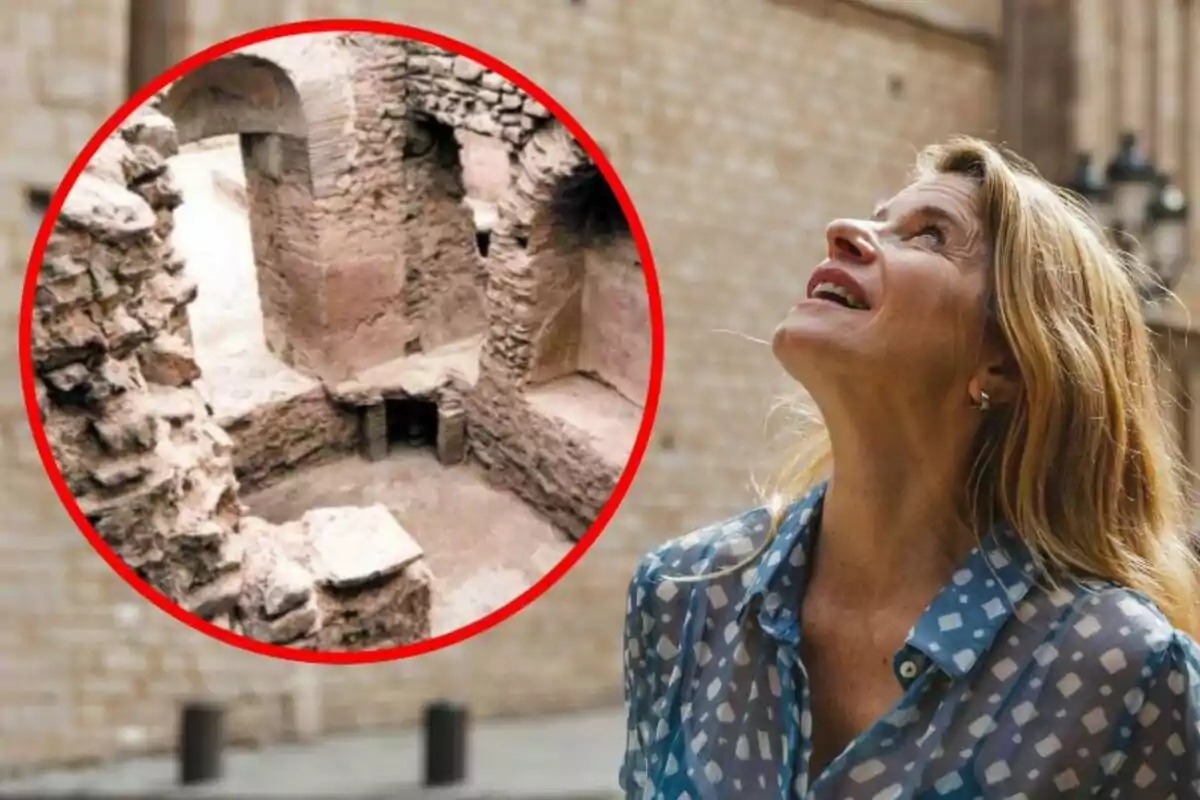 Una mujer sonriente mira hacia arriba mientras en un círculo rojo se muestra una imagen de ruinas antiguas.