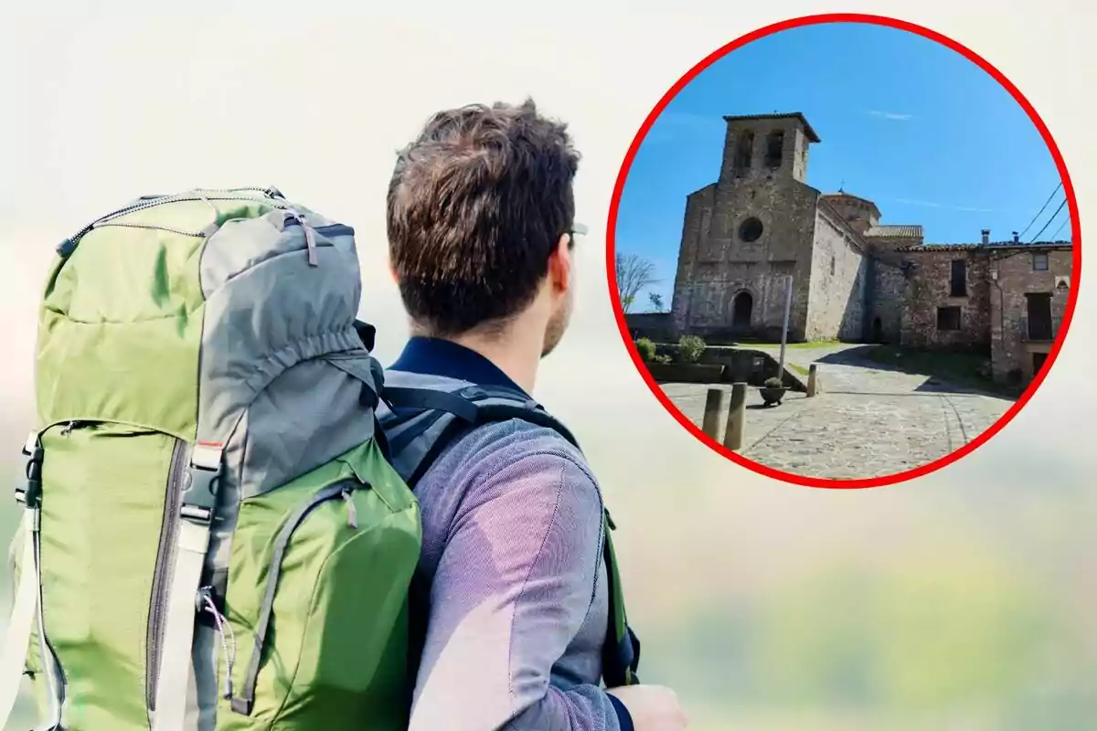 Un hombre con mochila observa una imagen circular de una iglesia antigua.