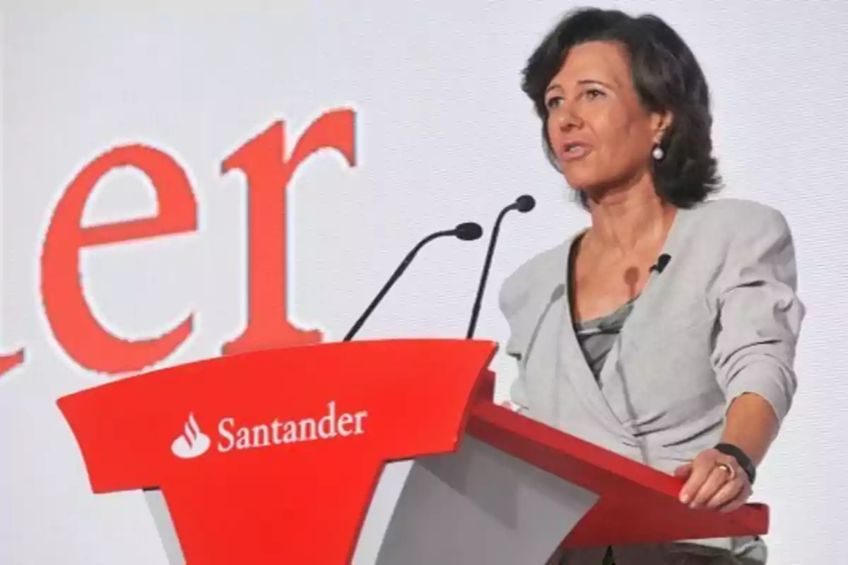 Persona hablando en un podio con el logotipo de Santander.