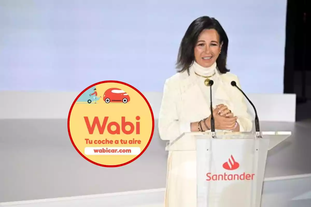 Mujer de cabello oscuro vestida de blanco hablando en un atril con el logo de Santander y un círculo con el logo de Wabi y el texto Tu coche a tu aire wabicar.com