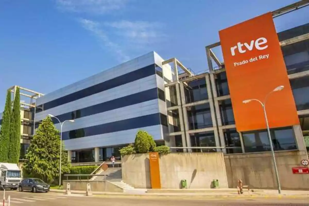 Edificio de RTVE en Prado del Rey con fachada moderna y señalización naranja.