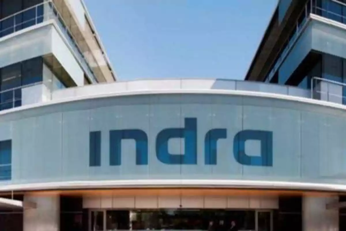 Edificio de oficinas con el logo de Indra en la fachada.