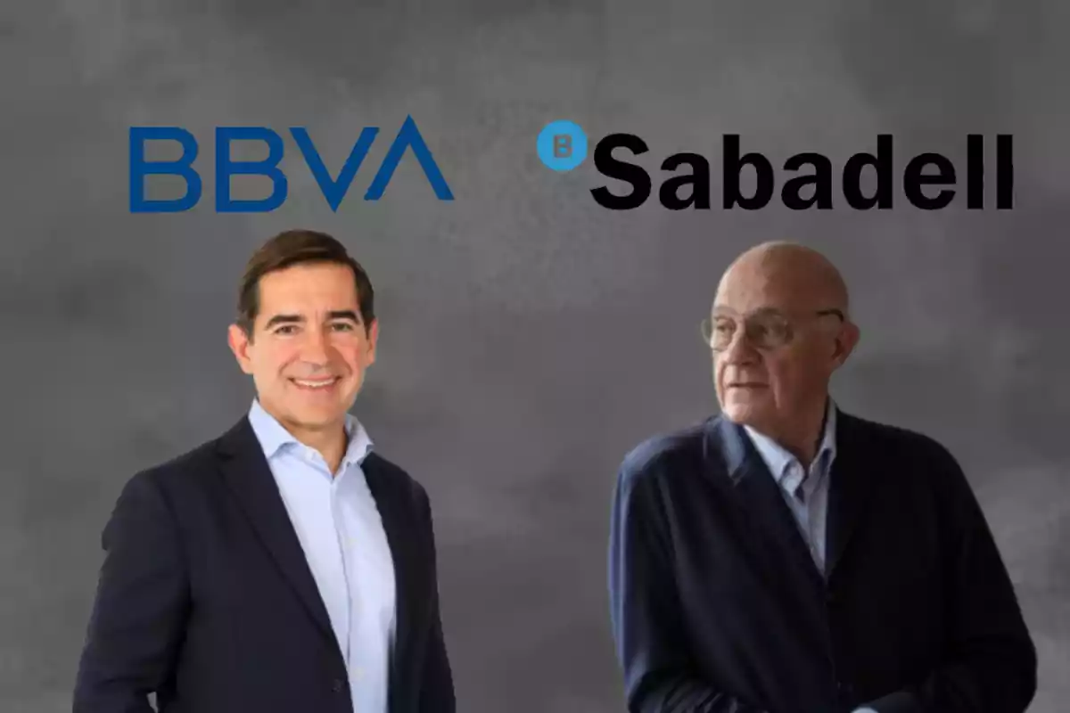 Dos hombres de pie con logotipos de BBVA y Sabadell en el fondo.