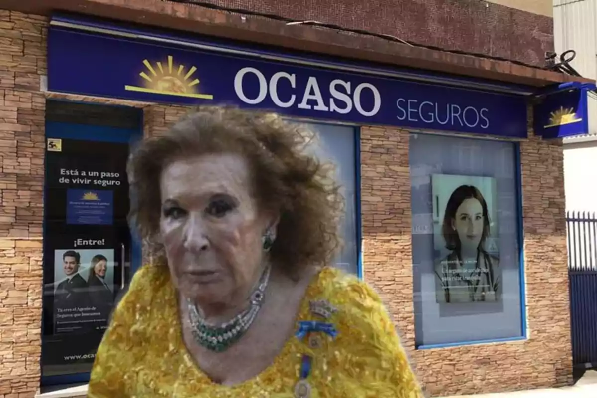 Mujer mayor con vestido amarillo y joyas frente a una sucursal de Ocaso Seguros