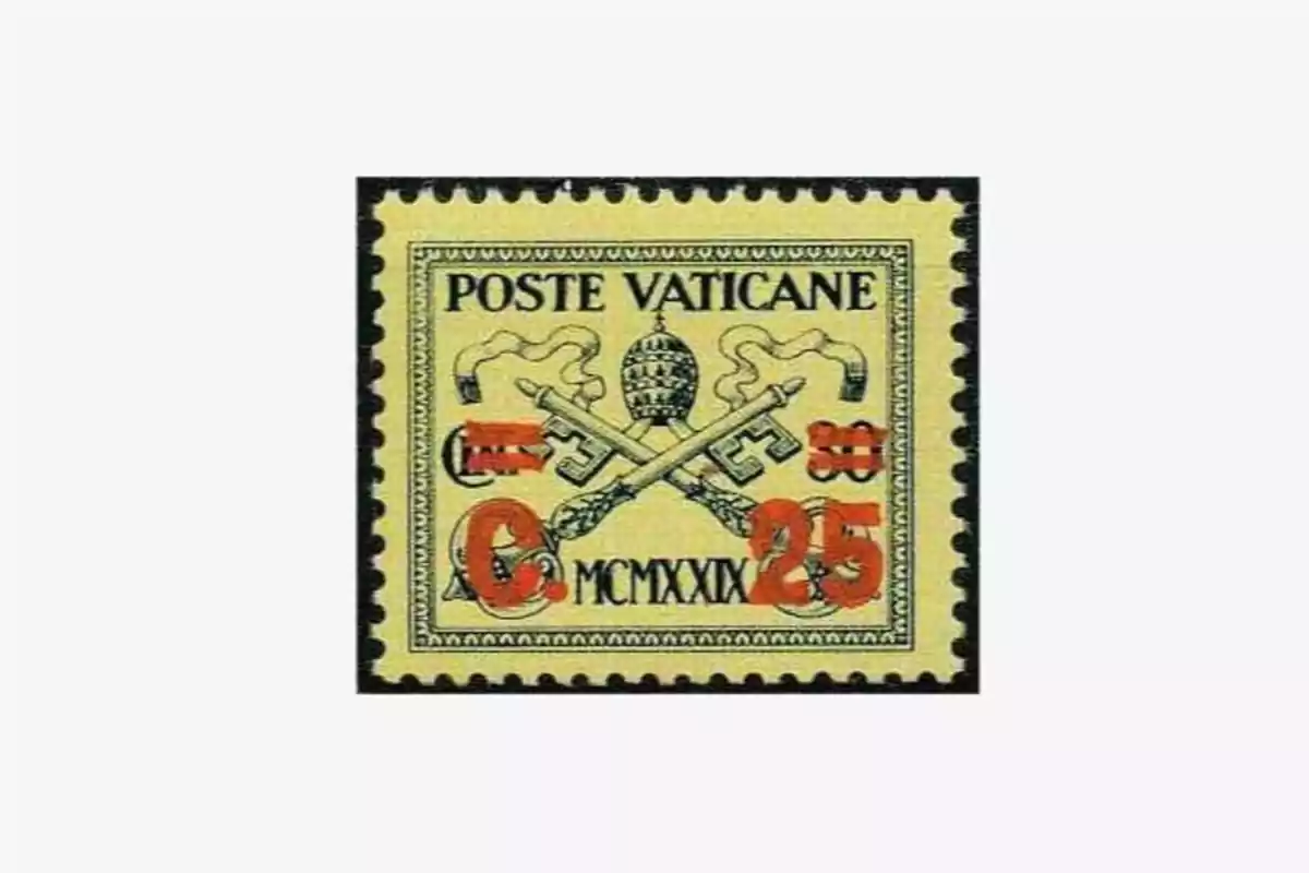 Sello postal del Vaticano con diseño de llaves cruzadas y tiara papal, con valor de 25 céntimos en números rojos. Sello postal del Vaticano con diseño de llaves cruzadas y tiara papal, con valor de 25 céntimos en números rojos.