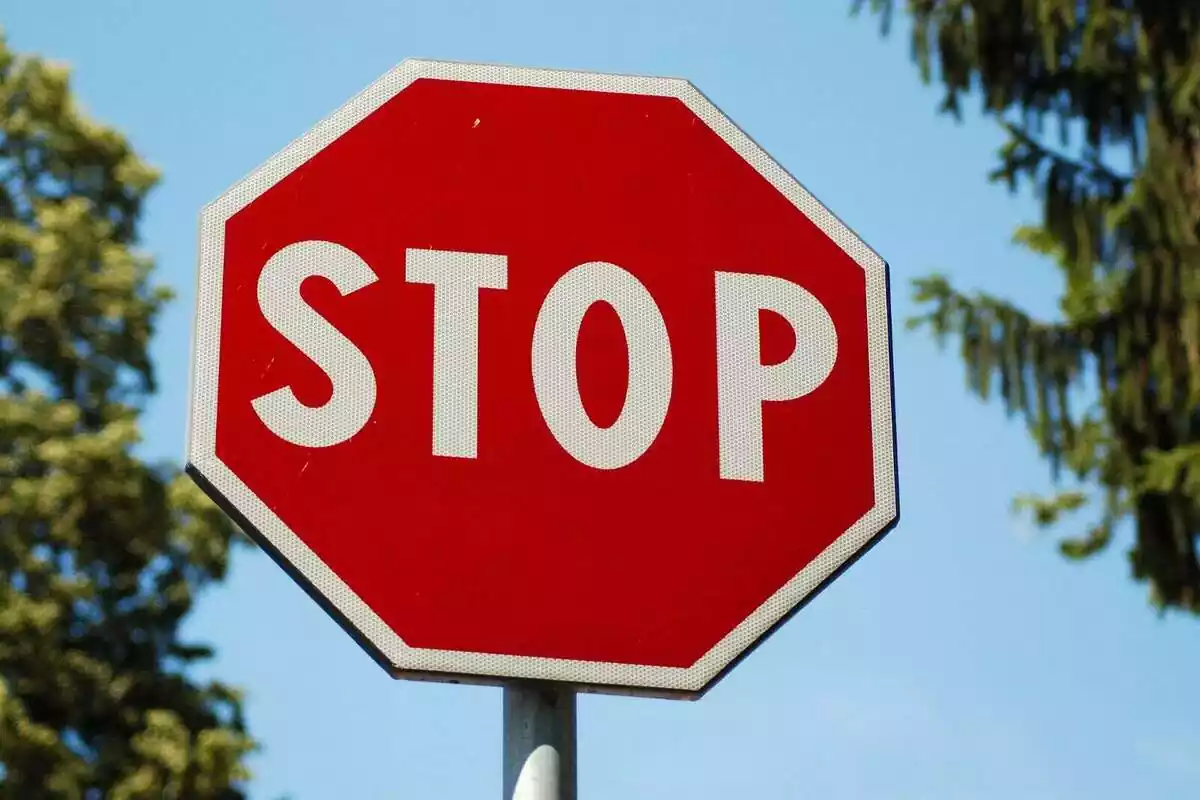 Primer plano de una señal de Stop