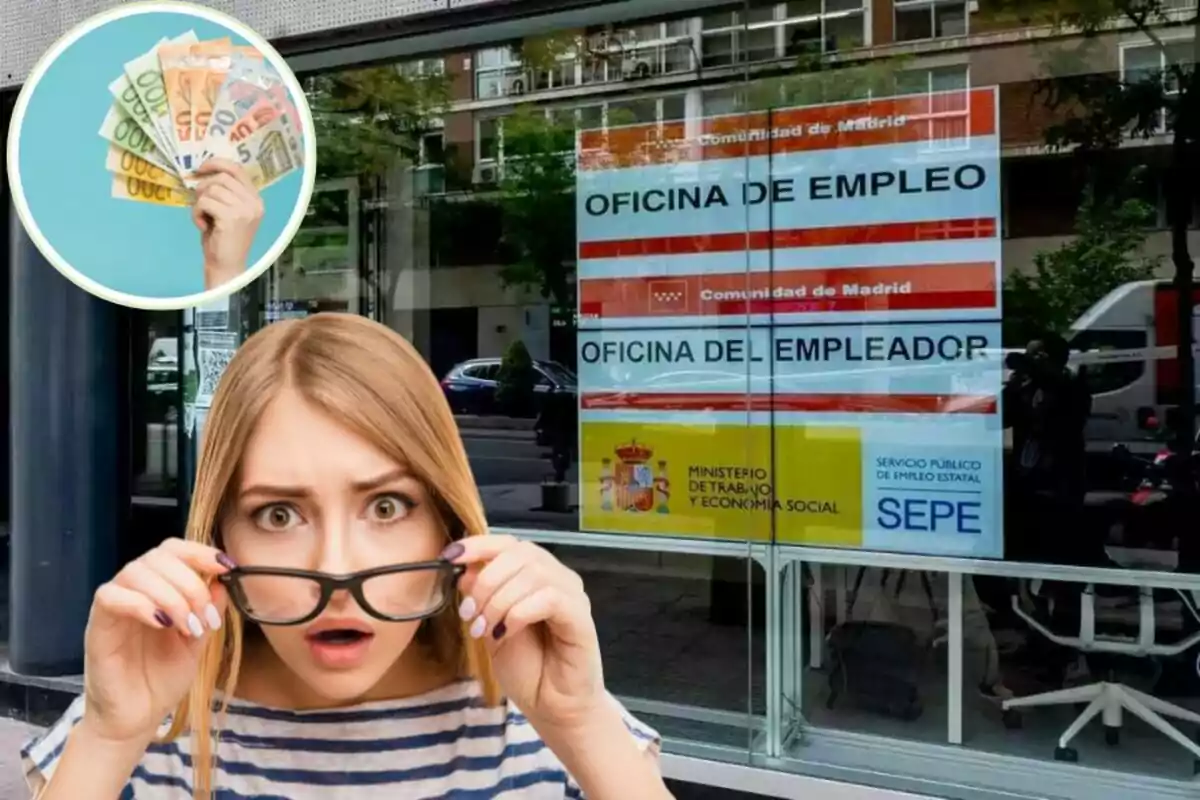 Una mujer con expresión de sorpresa sostiene sus gafas frente a una oficina de empleo en Madrid, mientras en la esquina superior izquierda se muestra una mano sosteniendo varios billetes de euro.