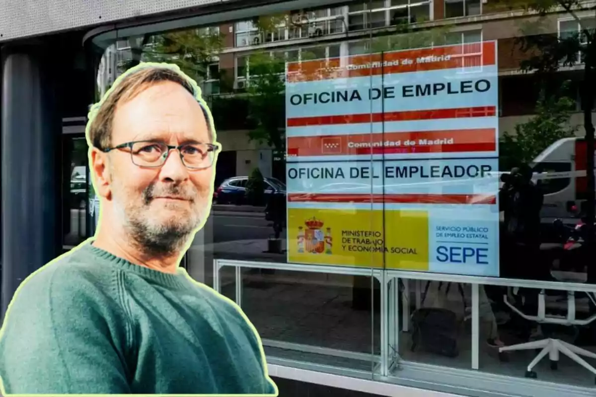 Un hombre con gafas y barba frente a una oficina de empleo de la Comunidad de Madrid.