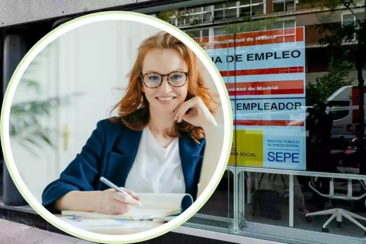 Una mujer sonriente con gafas y una chaqueta azul escribe en un cuaderno, con un fondo de una oficina de empleo en Madrid.