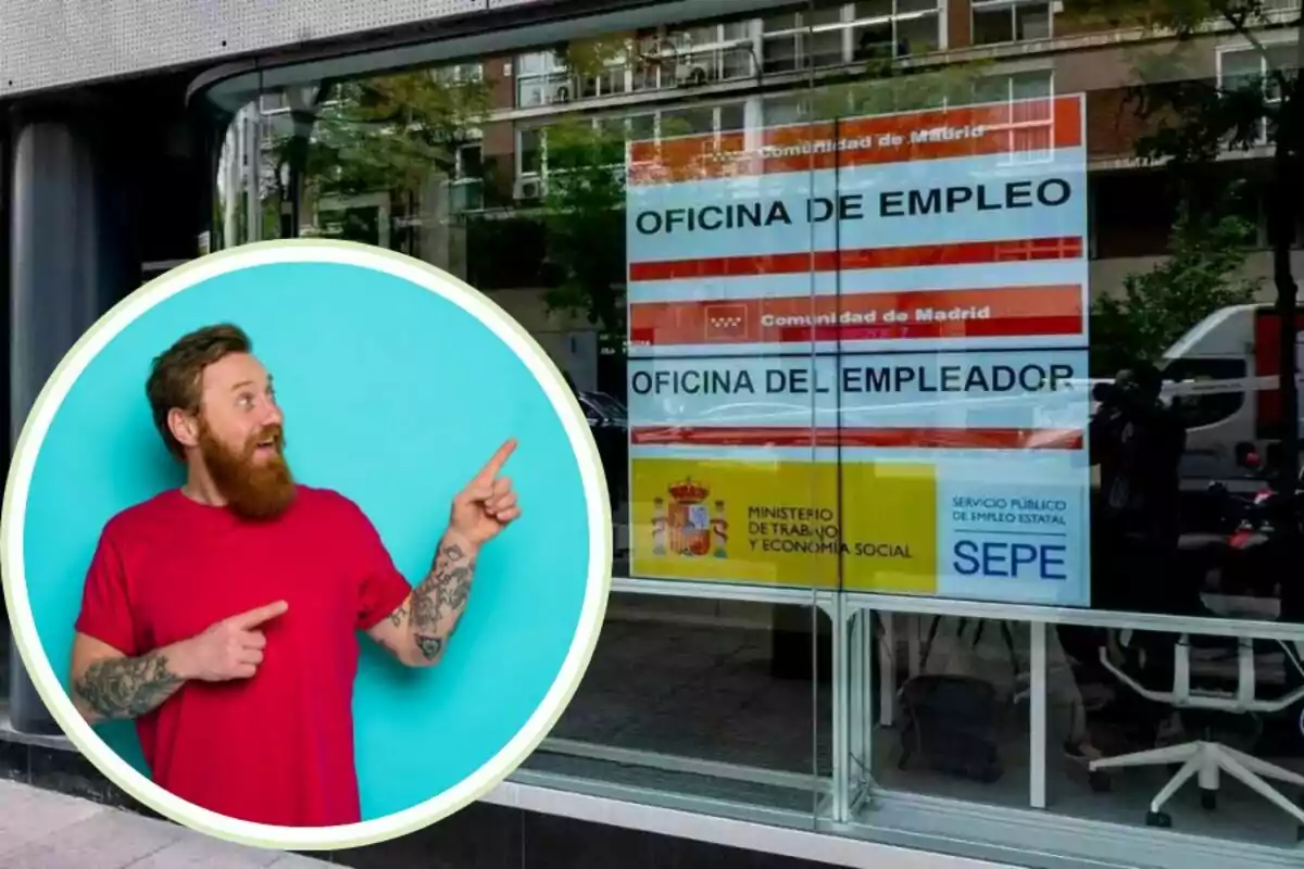 Un hombre con barba y camiseta roja señala hacia un cartel de la Oficina de Empleo de la Comunidad de Madrid.