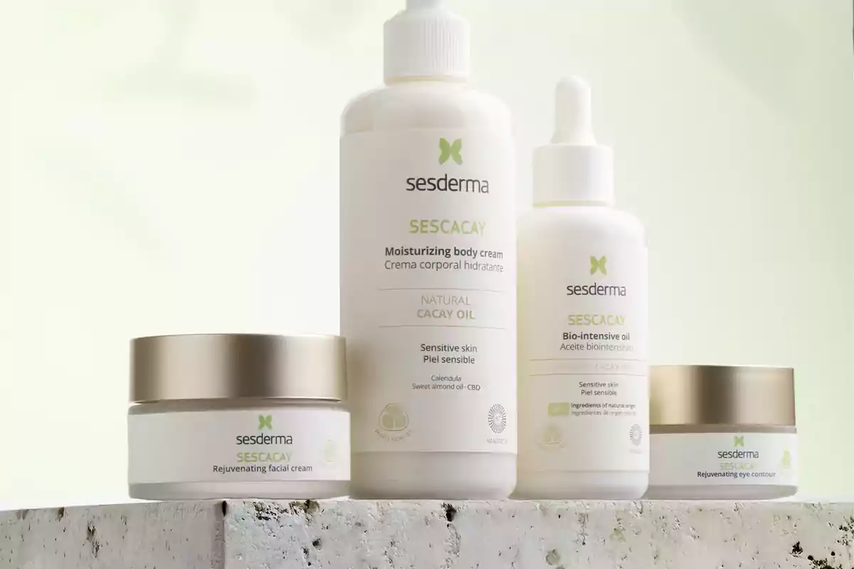 Cuatro productos de cuidado de la piel de la línea Sescacay de Sesderma sobre una superficie blanca con fondo claro