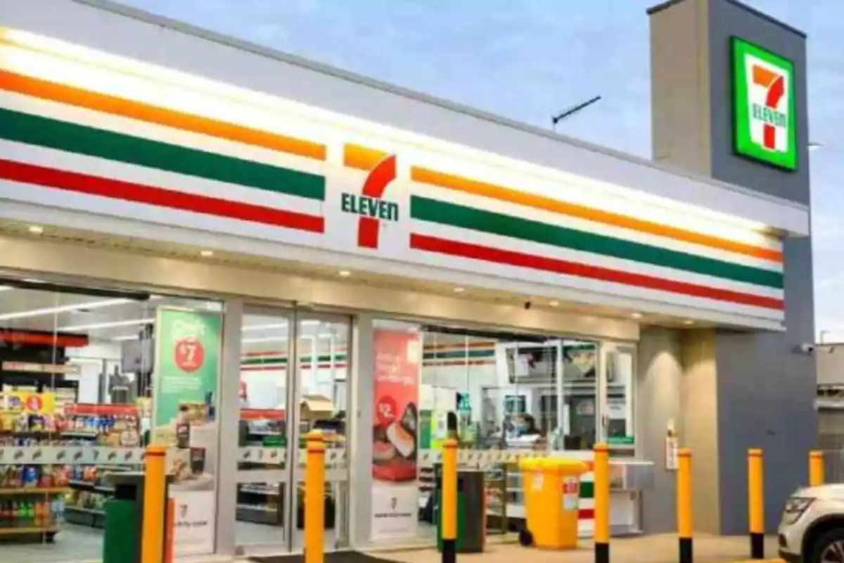 Una tienda de conveniencia con un letrero de 7-Eleven Una tienda de conveniencia con un letrero de 7-Eleven