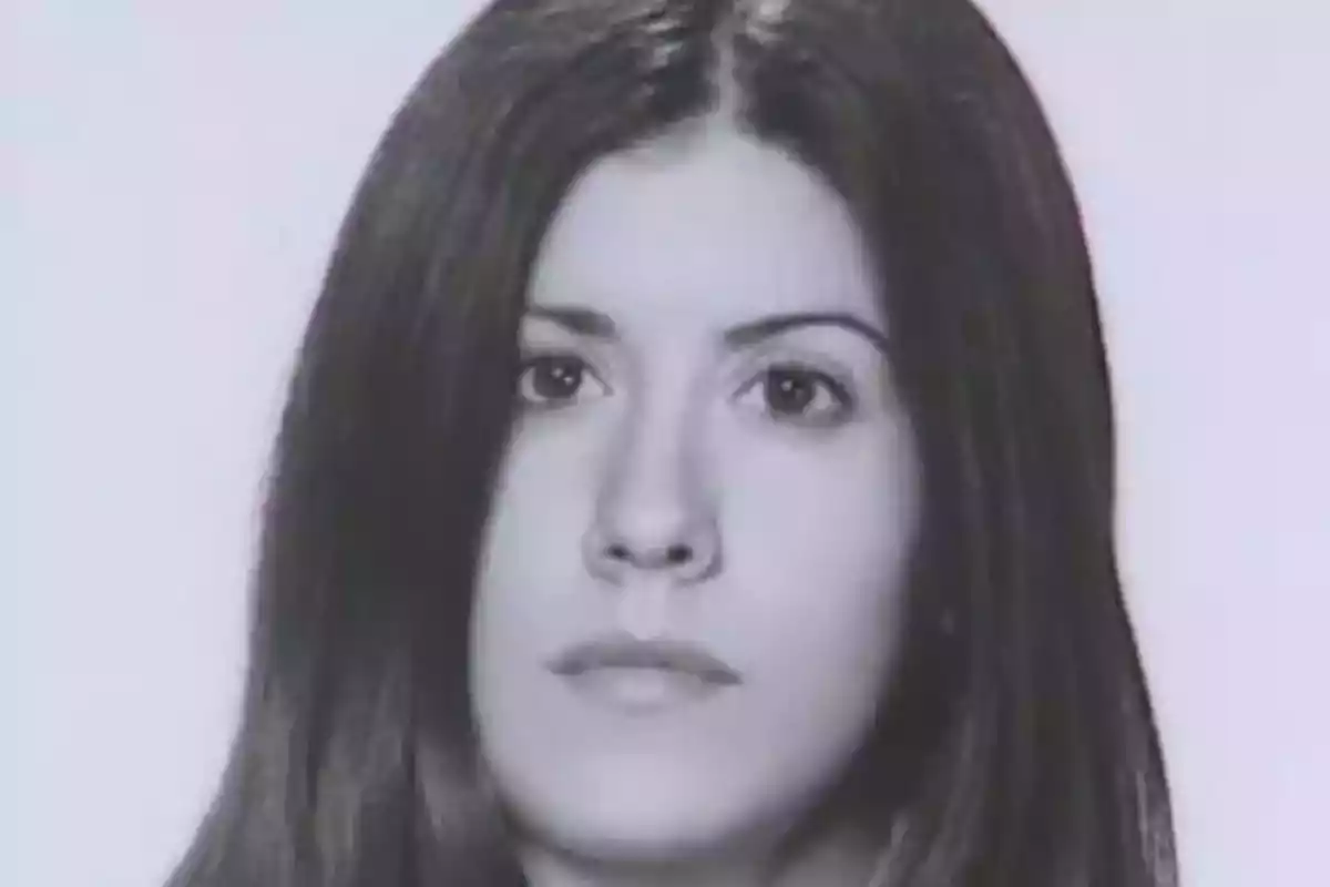 Retrato en blanco y negro de una mujer con cabello largo y lacio mirando hacia la cámara.