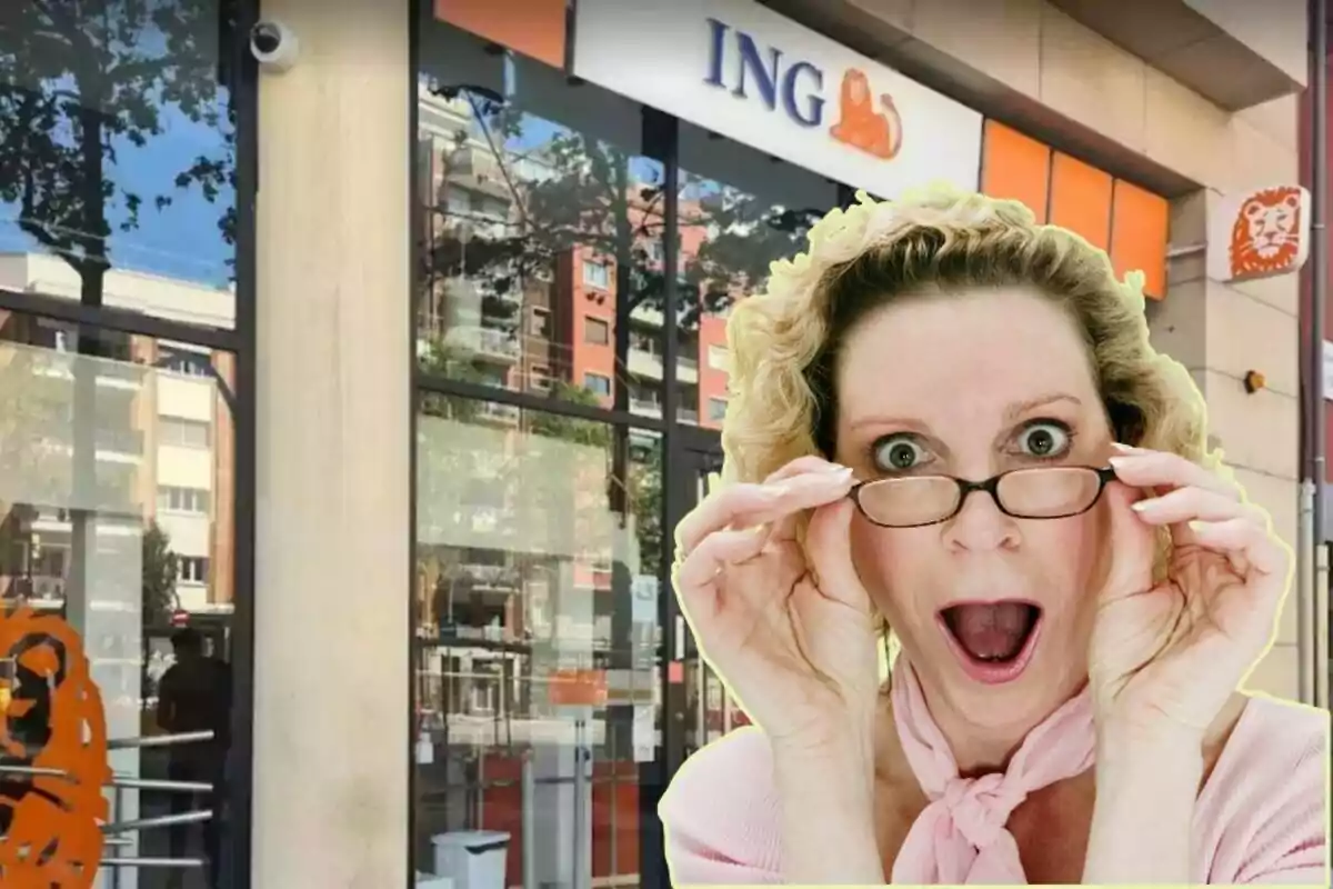 Una mujer con expresión de sorpresa frente a una sucursal del banco ING.