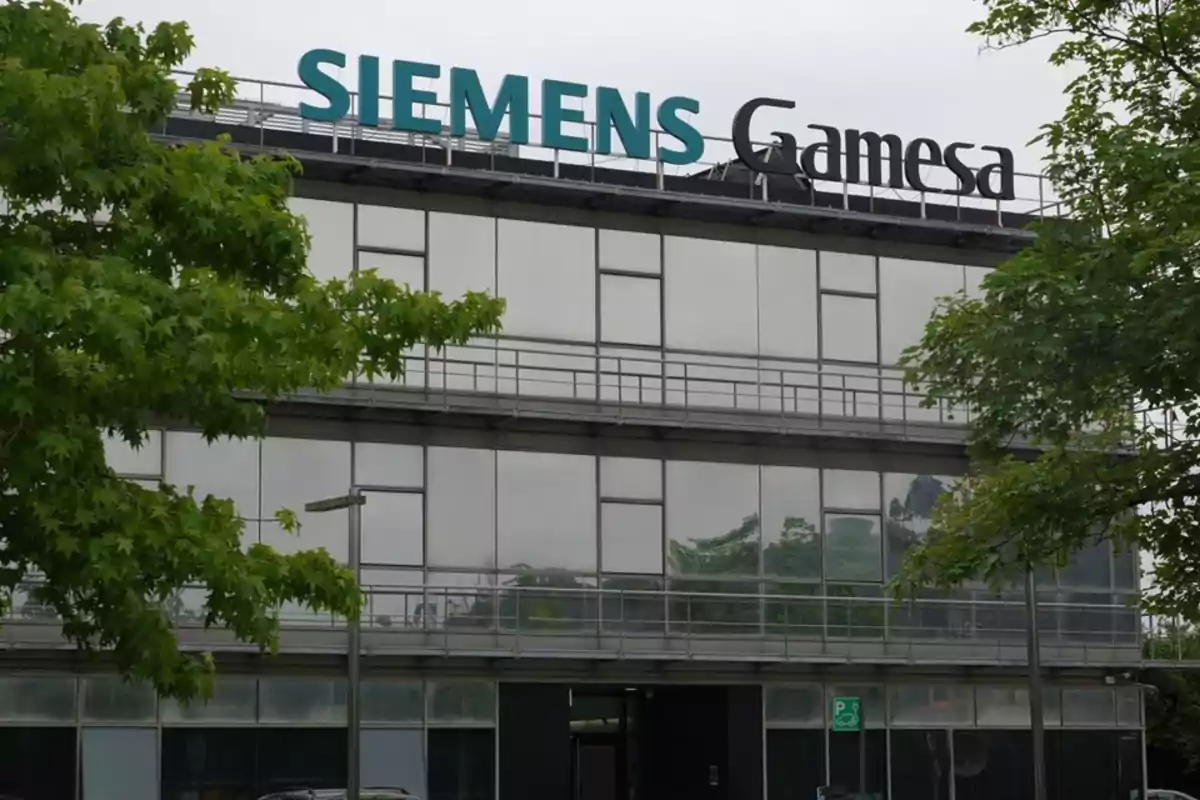 Edificio de oficinas de Siemens Gamesa rodeado de árboles.