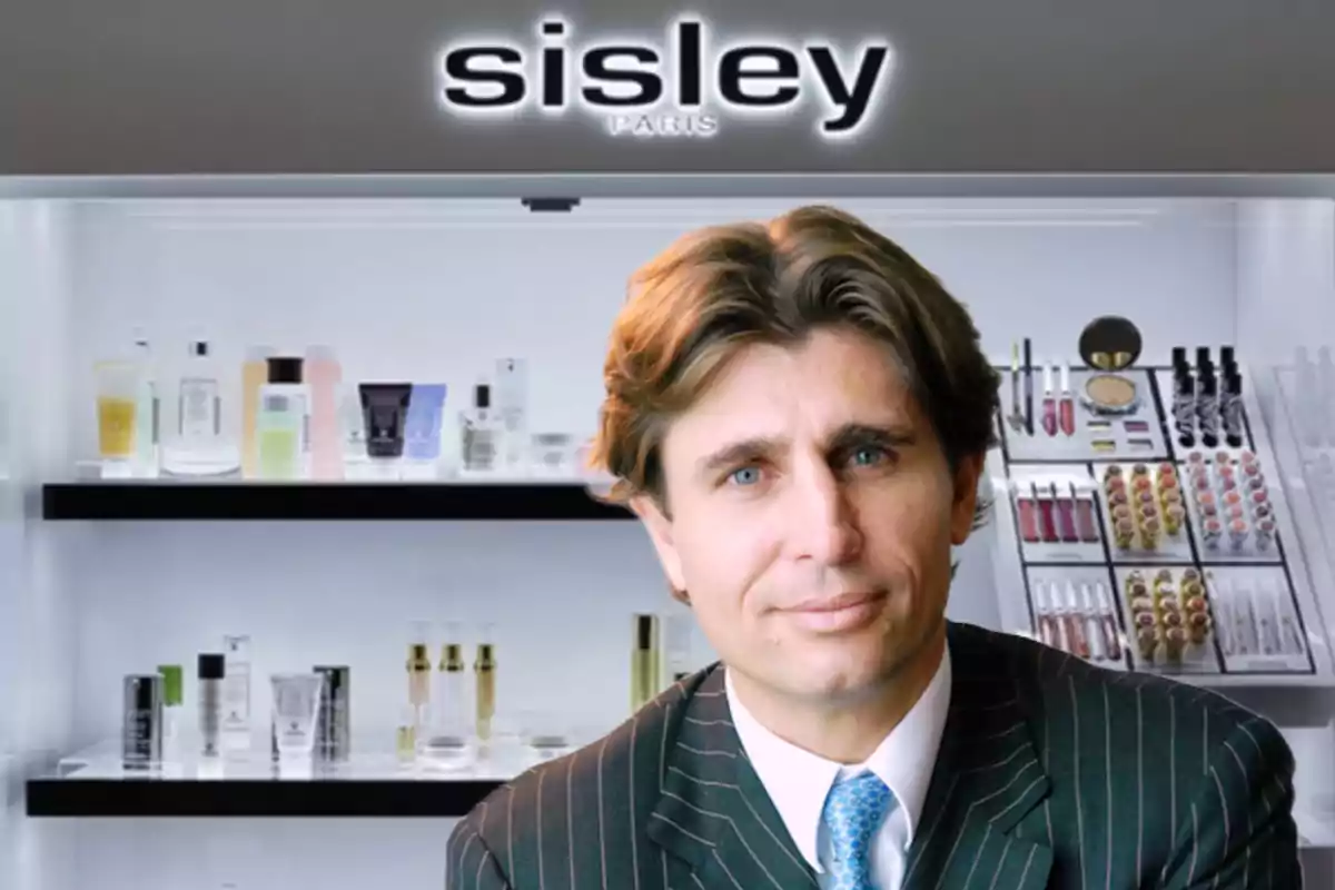 Un hombre con traje frente a un mostrador de productos de belleza de la marca Sisley Paris.