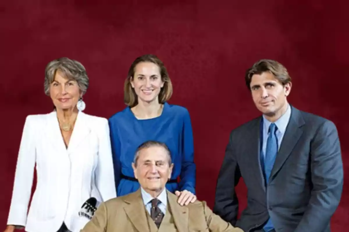 Un grupo de cuatro personas posando frente a un fondo rojo oscuro, tres de pie y una sentada. Un grupo de cuatro personas posando frente a un fondo rojo oscuro, tres de pie y una sentada.