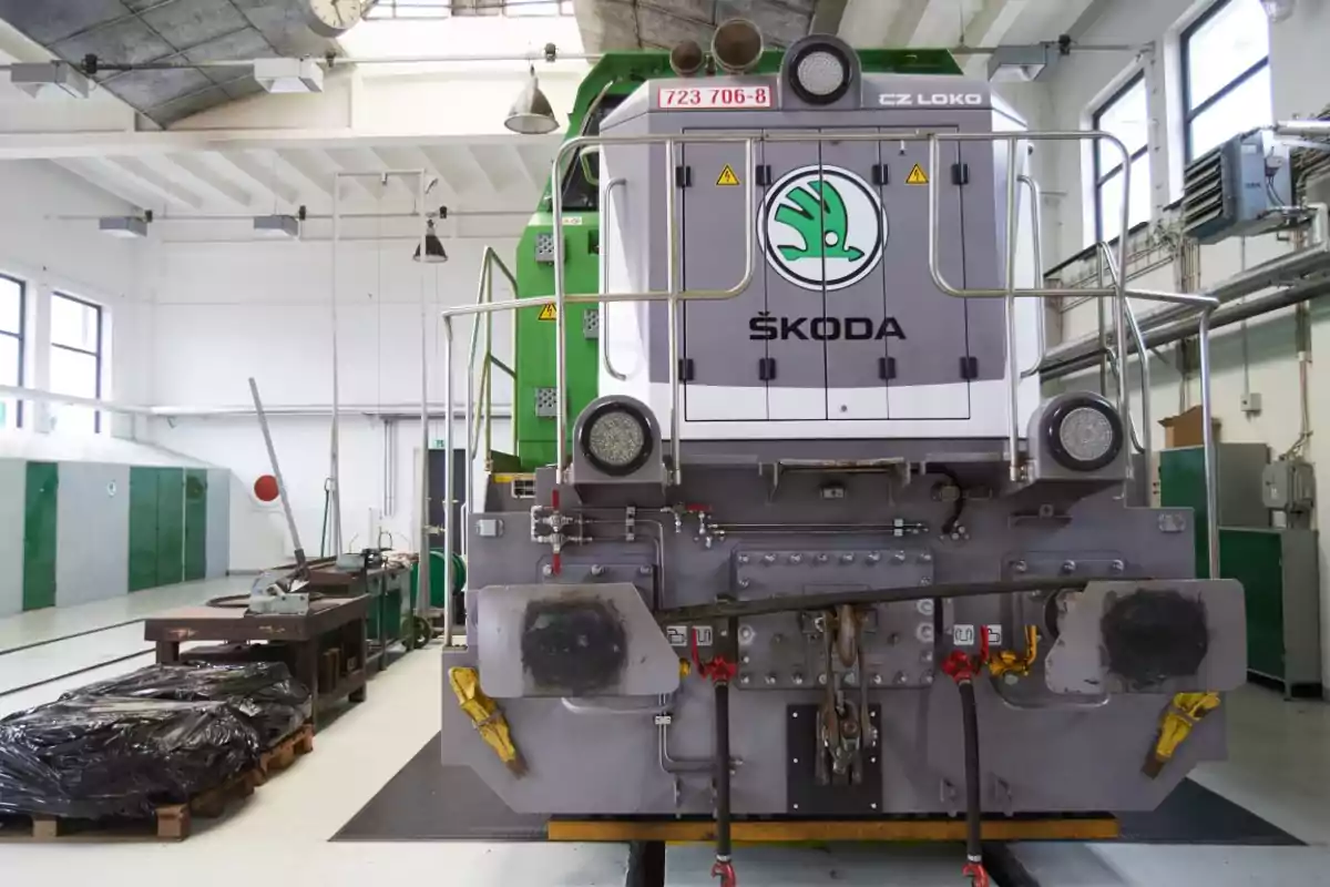 Locomotora Škoda en un taller de mantenimiento.