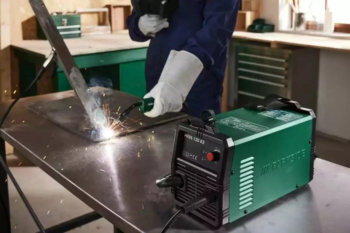 Persona soldando una pieza de metal en un taller con un equipo de soldadura verde sobre una mesa. Persona soldando una pieza de metal en un taller con un equipo de soldadura verde sobre una mesa.
