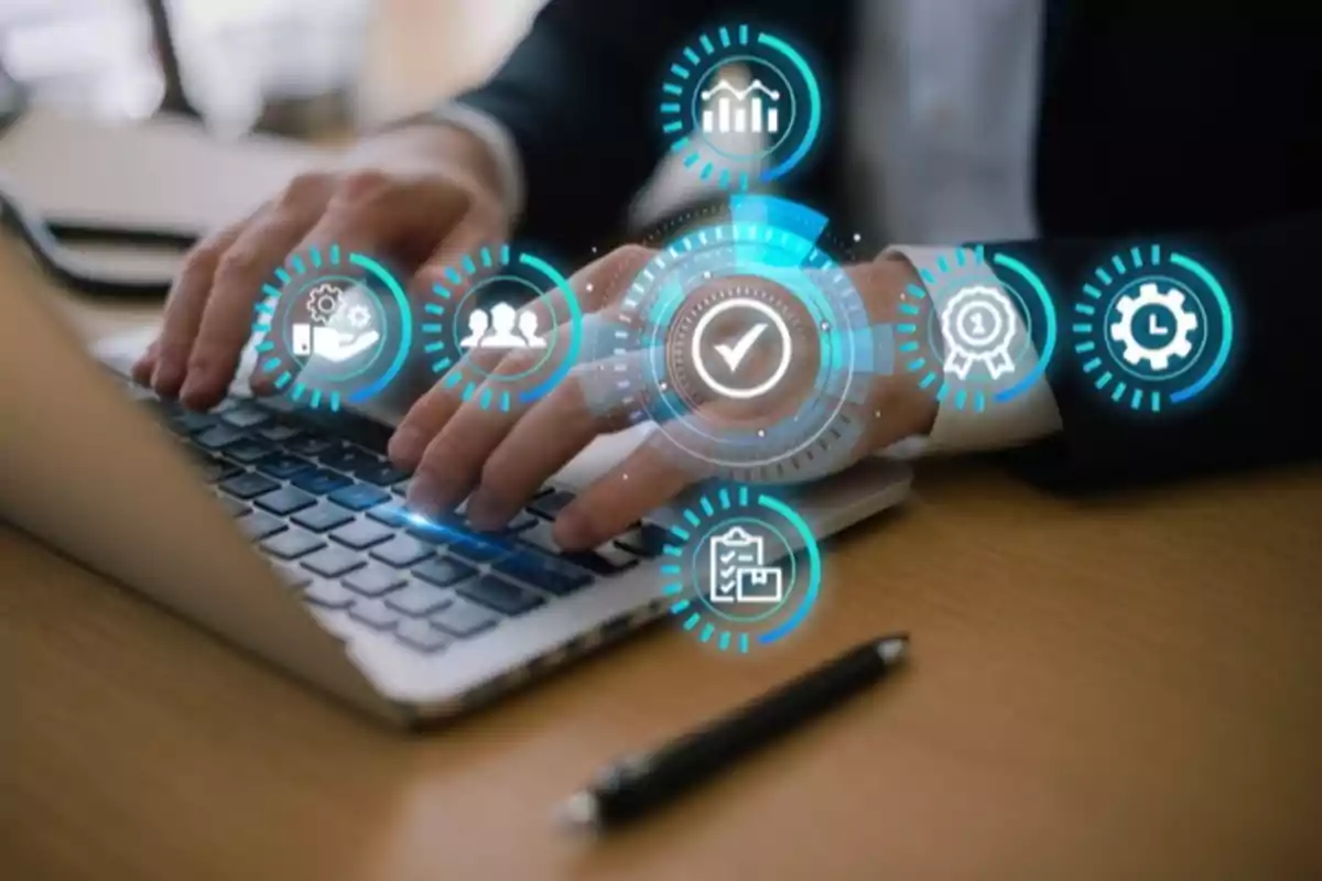 Persona usando una laptop con iconos digitales de productividad y gestión flotando sobre el teclado
