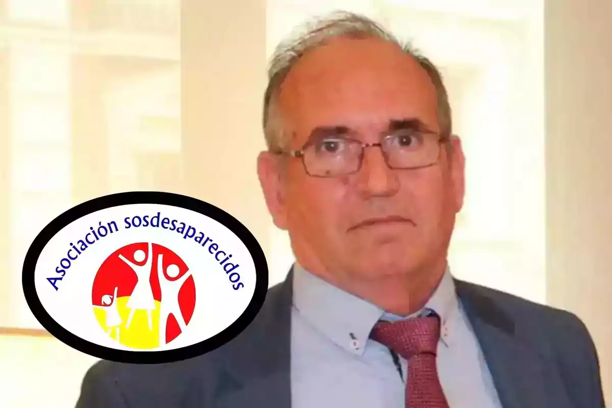 Un hombre con gafas y traje junto al logo de la Asociación Sosdesaparecidos. Un hombre con gafas y traje junto al logo de la Asociación Sosdesaparecidos.