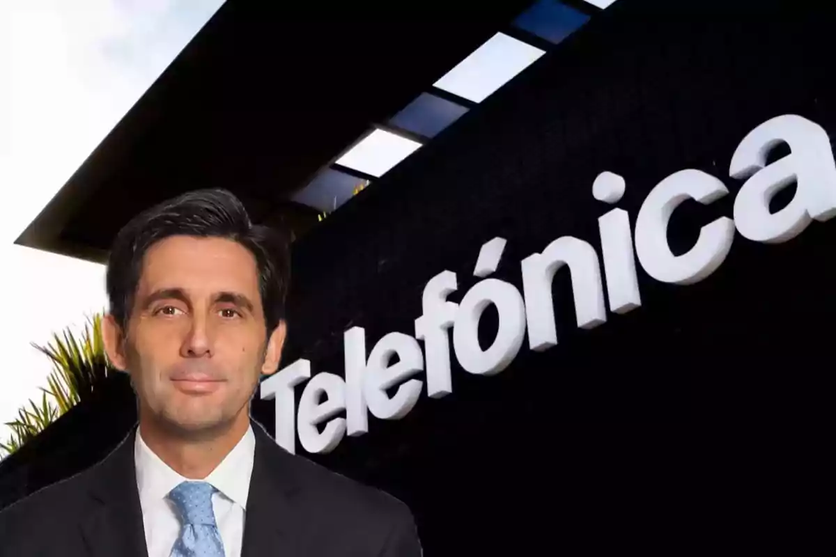 Un hombre con traje y corbata frente a un edificio con el logotipo de Telefónica.