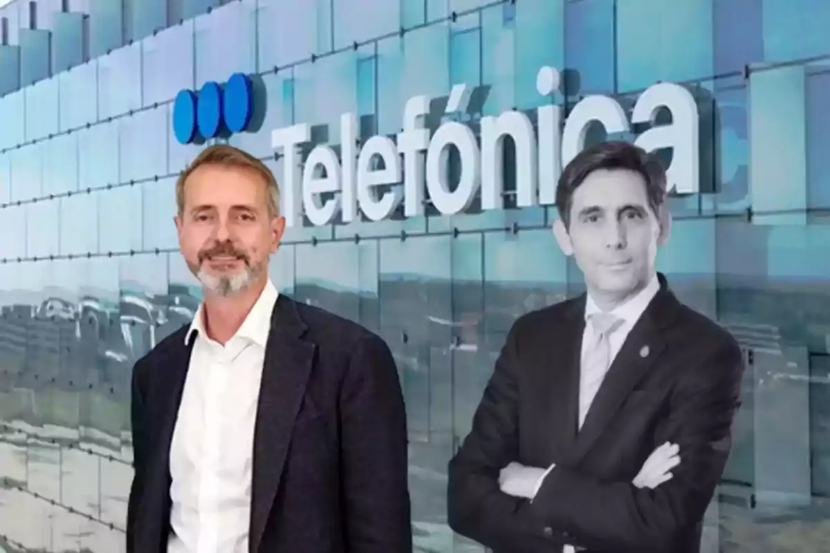 Dos hombres posan frente a un edificio con el logo de Telefónica.