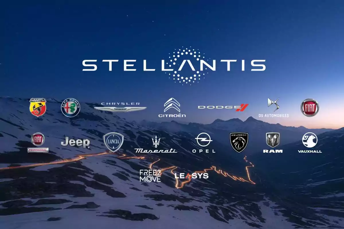 Logotipos de marcas automotrices de Stellantis sobre un paisaje montañoso al anochecer.