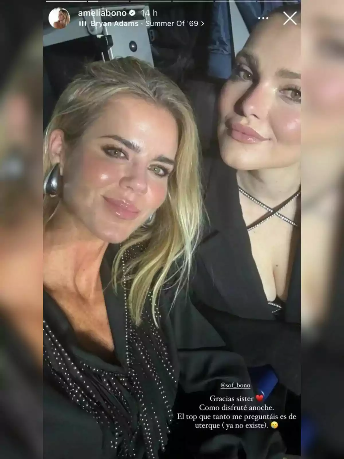 Amelia Bono y Sofía Bono posan juntas para una selfie, ambas lucen sonrisas y llevan ropa oscura con detalles brillantes.