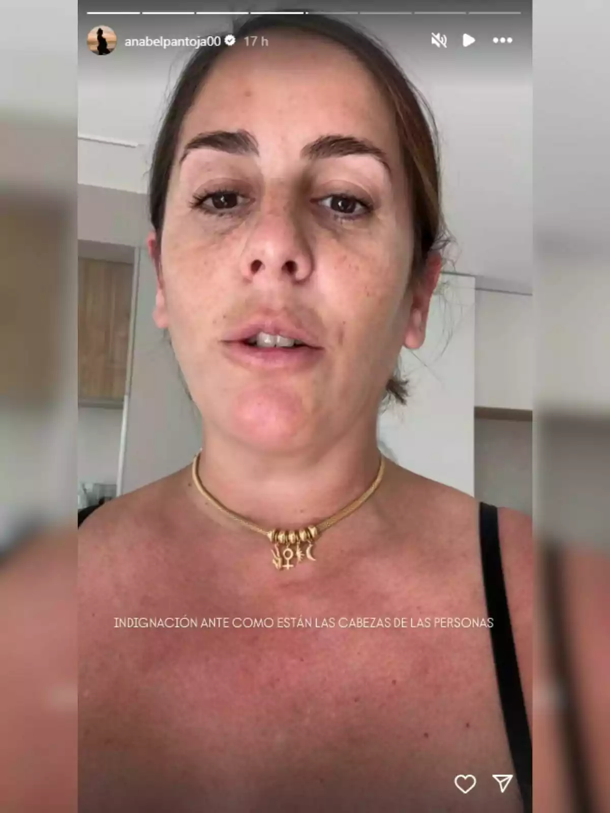 Anabel Pantoja con un collar dorado y un mensaje en la imagen que expresa indignación. Anabel Pantoja con un collar dorado y un mensaje en la imagen que expresa indignación.