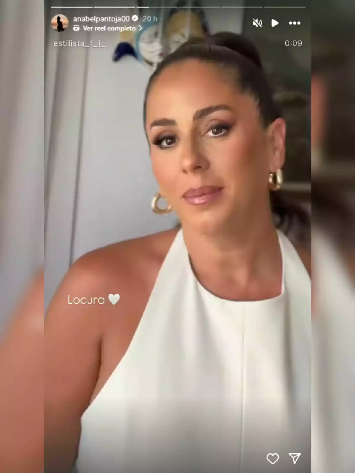Anabel Pantoja con cabello recogido y vestido blanco posando frente a la cámara con expresión serena y maquillaje elegante Anabel Pantoja con cabello recogido y vestido blanco posando frente a la cámara con expresión serena y maquillaje elegante
