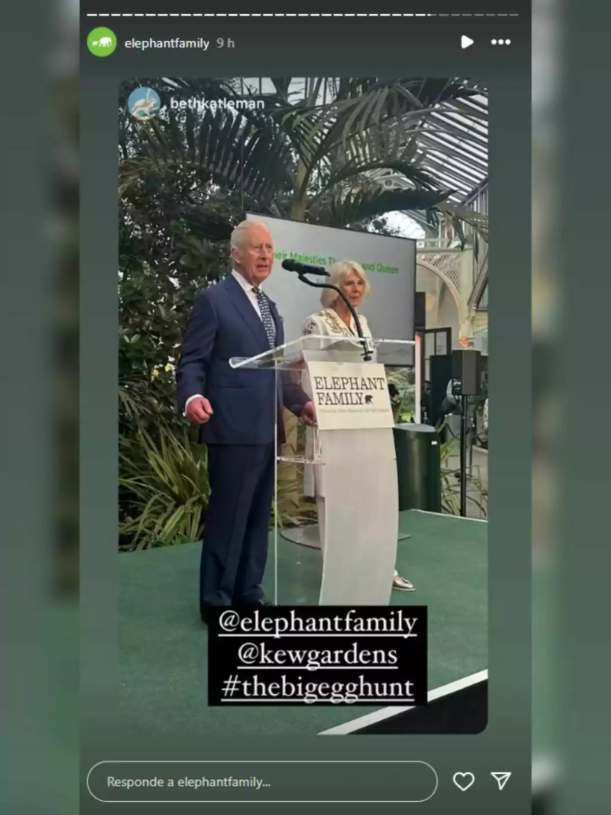 Carlos III y la reina Camila está de pie en un escenario con un atril que tiene el logo de Carlos III y la reina Camila está de pie en un escenario con un atril que tiene el logo de