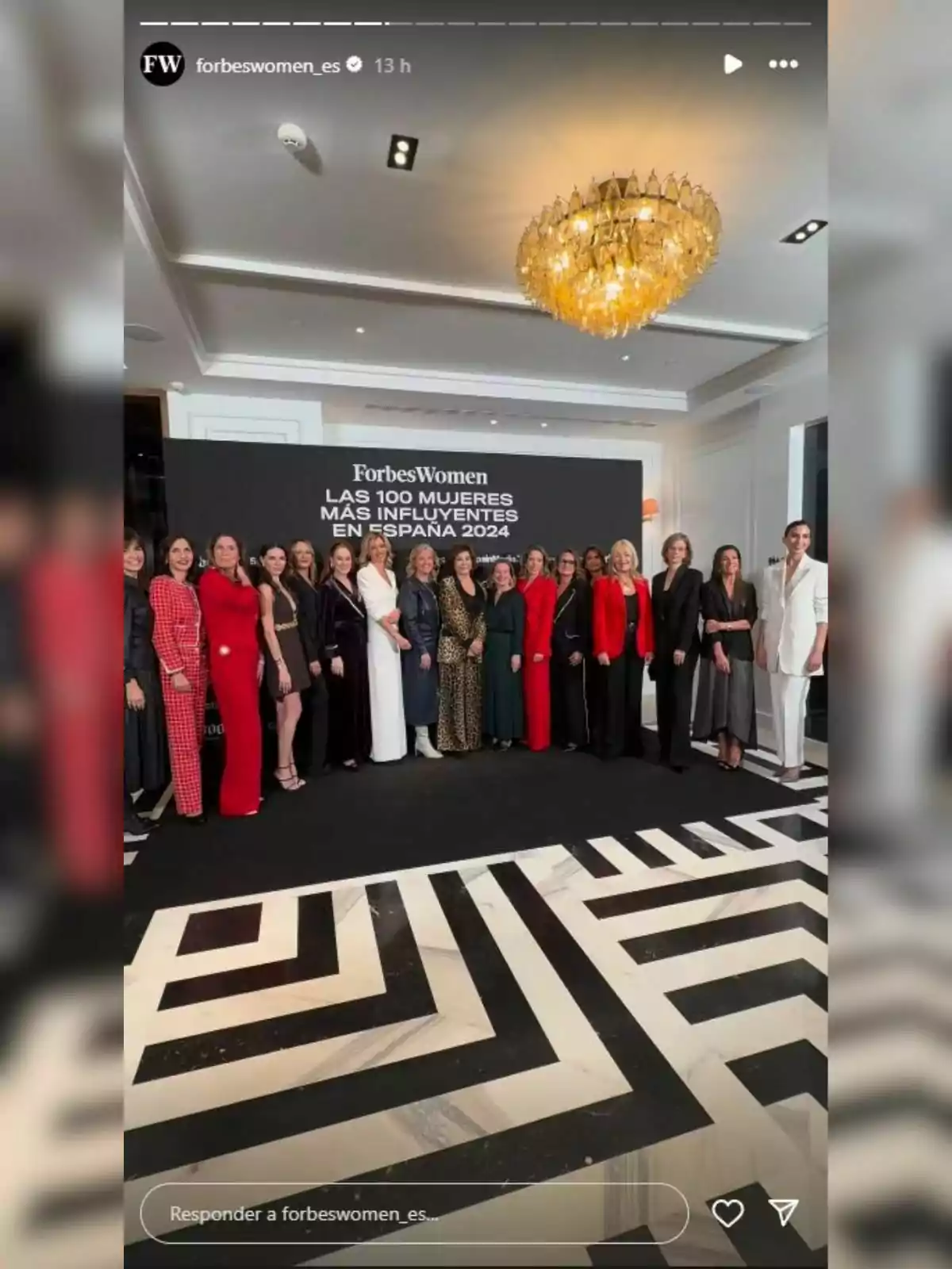 Un grupo de mujeres posando juntas en un evento de ForbesWomen, con un cartel que dice Un grupo de mujeres posando juntas en un evento de ForbesWomen, con un cartel que dice